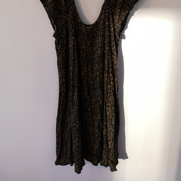 Flirty green leopard print mini dress - Picture 3 of 4